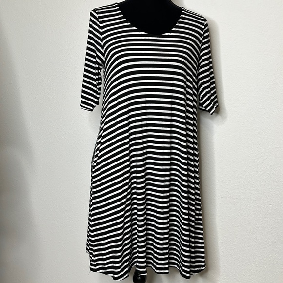Vanity Dresses & Skirts - Vanity size Medium black and white striped dress with pockets